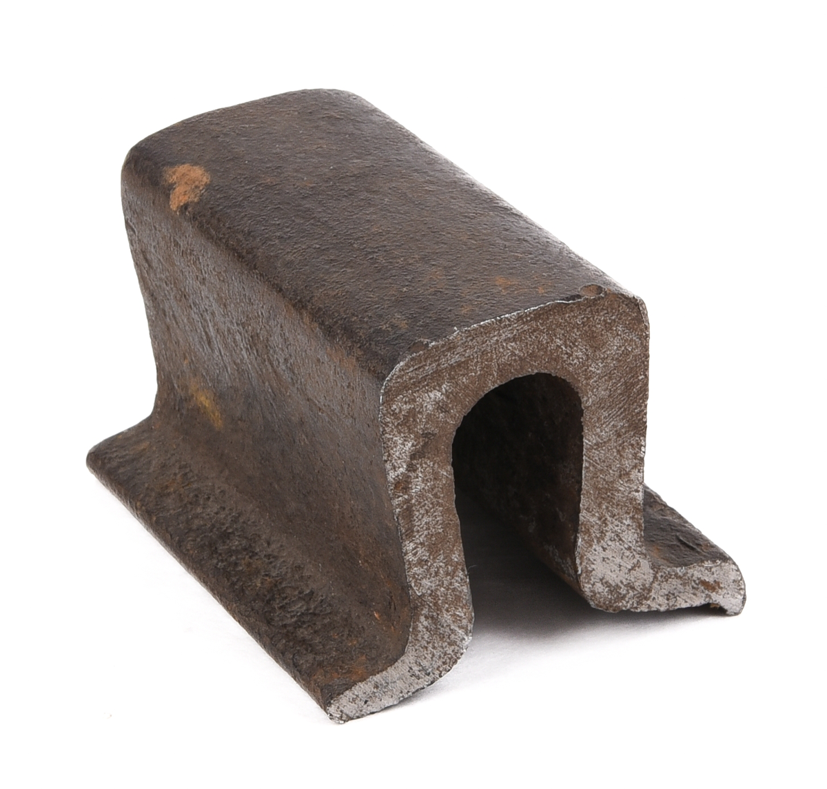 Två rälsbitar av järn. En Vignolräl (:1) med flat botten och en U-räls (:2).