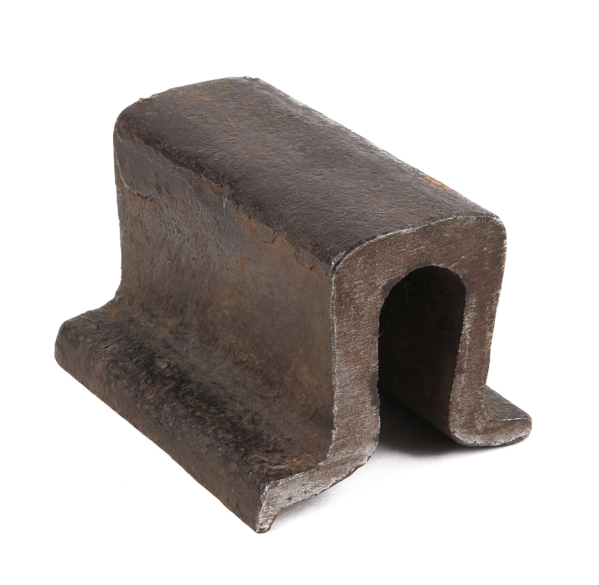 Två rälsbitar av järn. En Vignolräl (:1) med flat botten och en U-räls (:2).