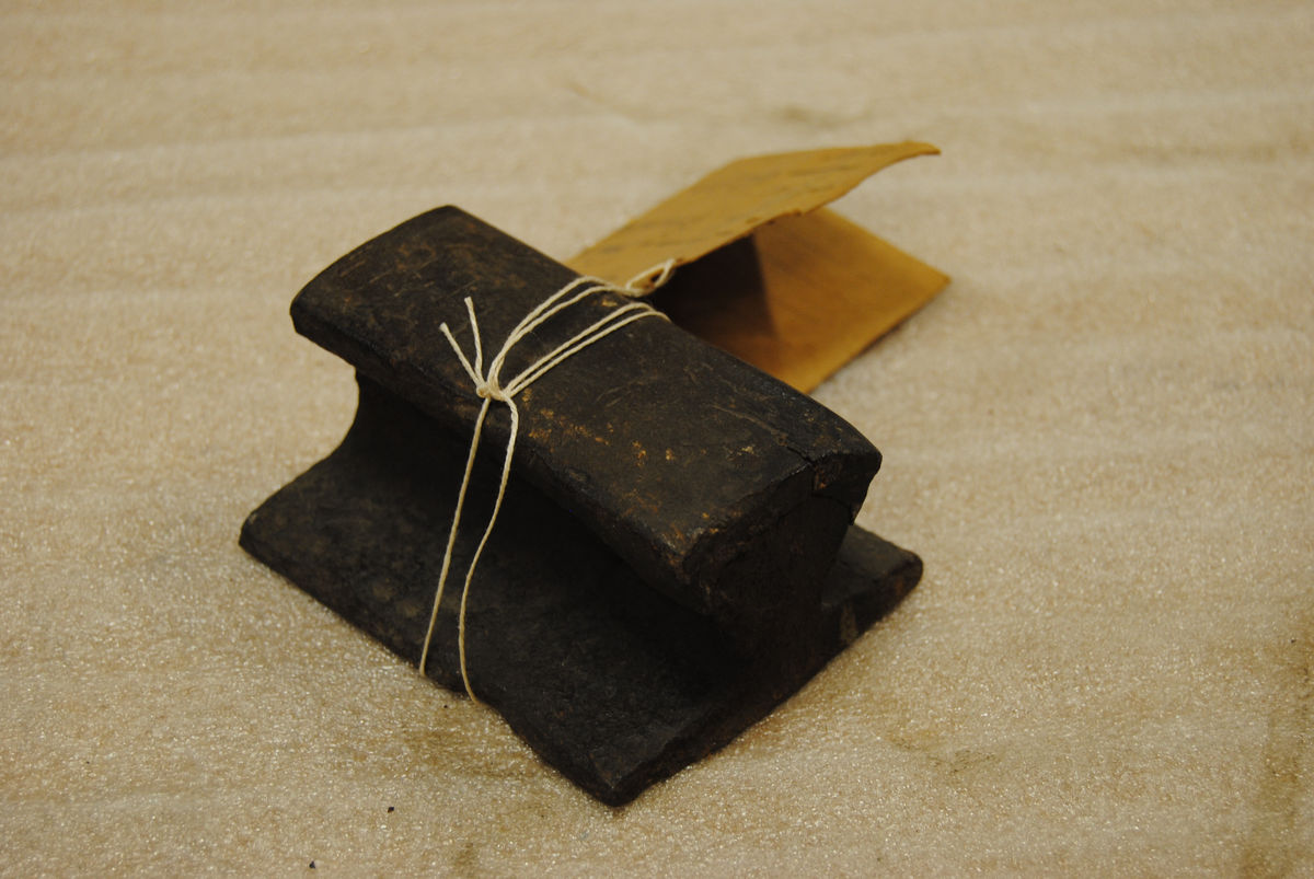 Två rälsbitar av järn. En Vignolräl (:1) med flat botten och en U-räls (:2).