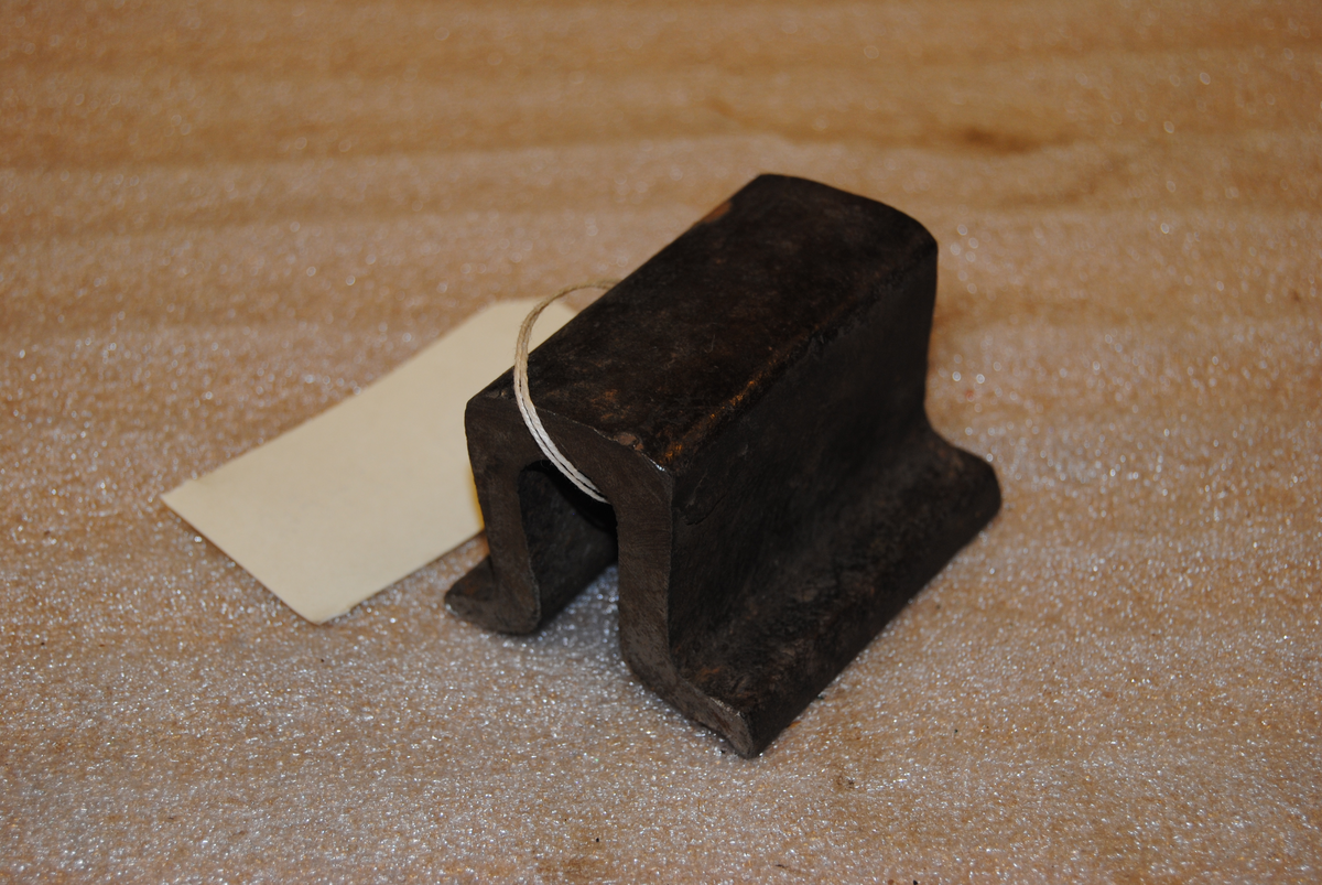 Två rälsbitar av järn. En Vignolräl (:1) med flat botten och en U-räls (:2).