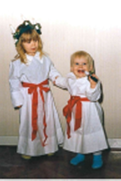 :1 Batteridrivet ljus av plast bestående av en hylsa av röd hårdplast som fungerar som behållare för ett batteri. Ovanpå placeras det 100 mm höga ljuset i vit plast med glödlampa på toppen som lyser med hjälp av batteriet. Ljuset tänds och släcks genom att man skruvar på lampan.
:2 Rektangulär kartong, längd: 175 mm, bredd: 50 mm, i vilken ljusets köptes i. Av röd papp, på utsidan ett fotografi av ett lysande ljus. Med vit tryckt text står: "Tärnljus. Tärnljuset har ett 10 cm vitt ljus med röd batterihållare. Topplampa 1,4 V. Alla batterifabrikat passar. Kontaktfjädern skall löpa i ett av de två spåren som finns i batterihållaren. Lampan används för att tillfälligt tända och släcka tärnljuset. Avlägsna alltid batterite efter användande genom hålet i botten på batterihållaren. OBS! Låt aldrig barn stoppa ljuset i munnen! Hooks belysning AB 551 11 Jönköping.".