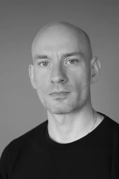 Portrett av en mann med mørk genser