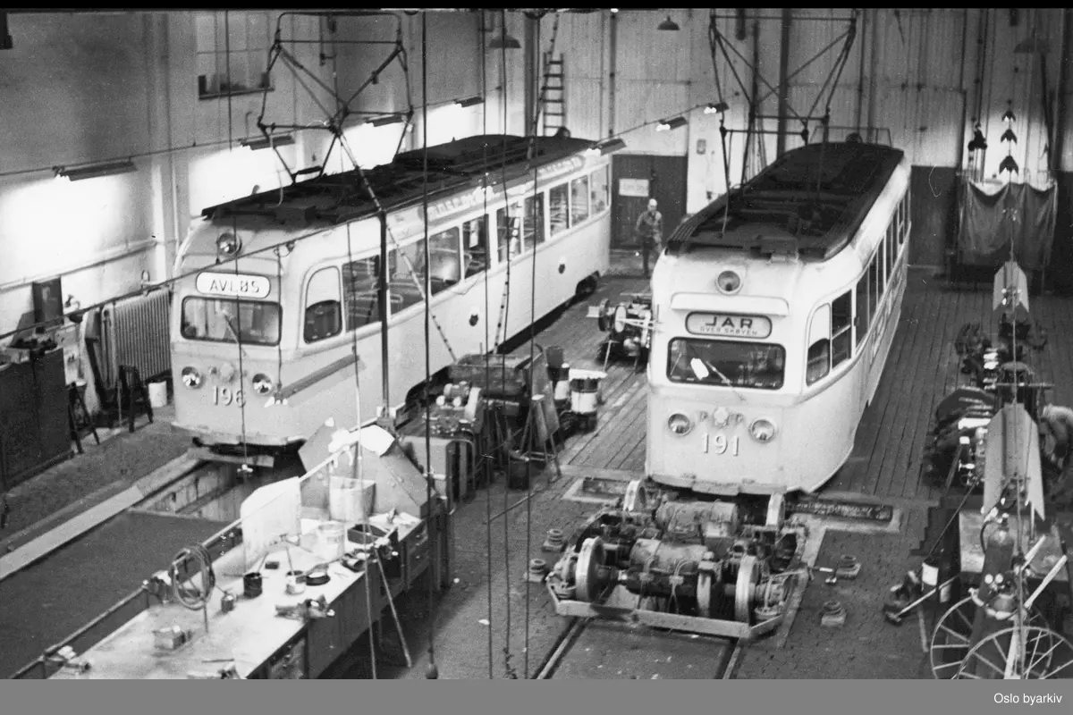 Bærumsbanens vogner nr. 196 og 191 på avløs verkstedet.