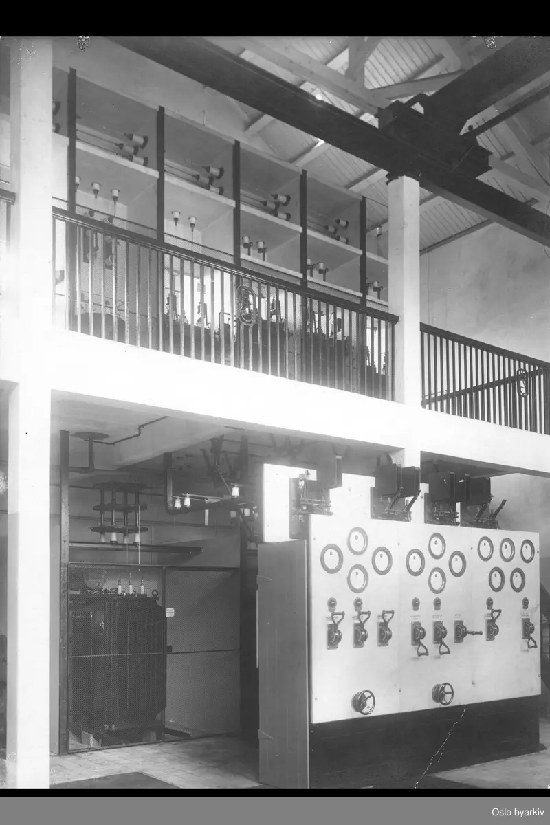 Interiør, apparatanlegg for høyspenning og lavspenning.