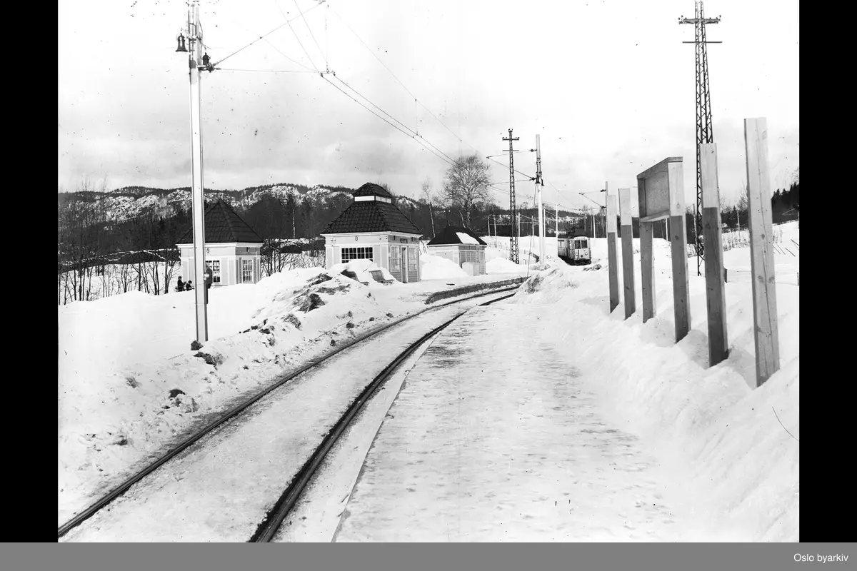 Kolsåsbanen nærmer seg Kolsås stasjon.