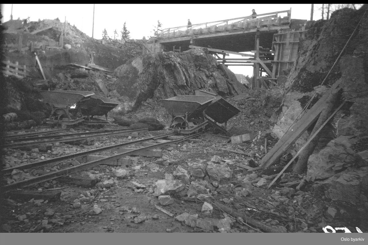 Bildet er tatt under arbeidet med forlengelsen av Lilleakerbanen til Bekkestua og Haslum. Forlengelsen stod ferdig 1924. Traséen med bro over.
