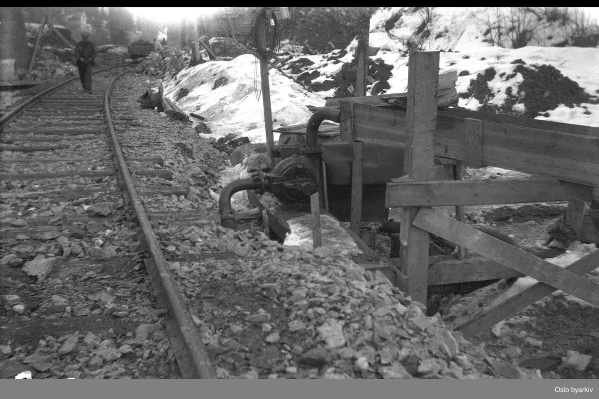 Bildet er tatt under arbeidet med forlengelsen av Lilleakerbanen til Bekkestua og Haslum. Forlengelsen stod ferdig 1924.