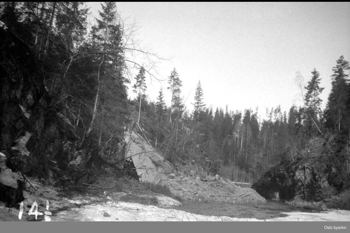Bildet er tatt under arbeidet med forlengelsen av Lilleakerbanen til Bekkestua og Haslum. Forlengelsen stod ferdig 1924.