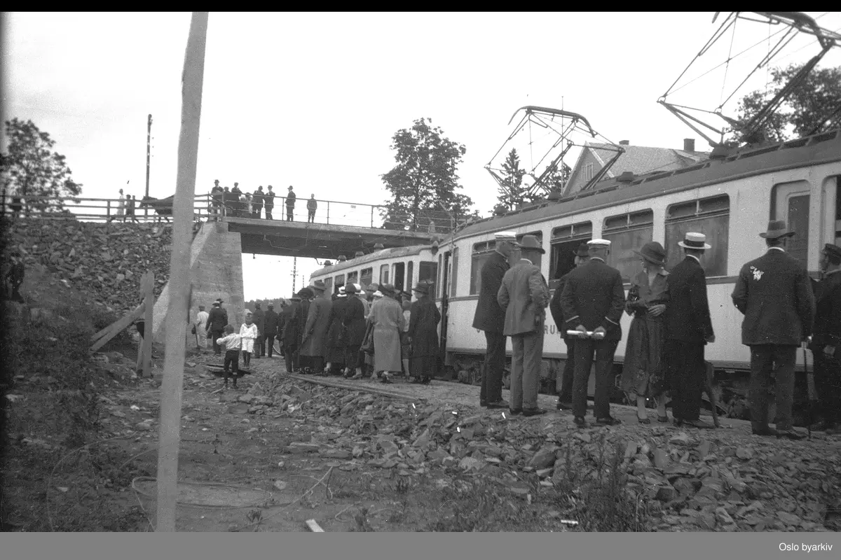 Forlengelsen av Lilleakerbanen til Bekkestua er ferdig. Fra den midlertidige stasjonen på Bekkestua. Linjen frem til Haslum og Avløs åpnet 3. november 1924.