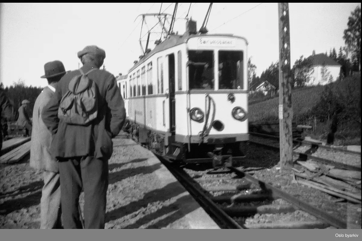 Forlengelsen av Lilleakerbanen til Bekkestua er ferdig, med Bærumsbanens første vogn på sporet mot Oslo, kl 06.25, 1. juli 1924. Bekkestua var midlertidig endestasjon, og banen åpnet til Haslum og Avløs 3. november 1924.