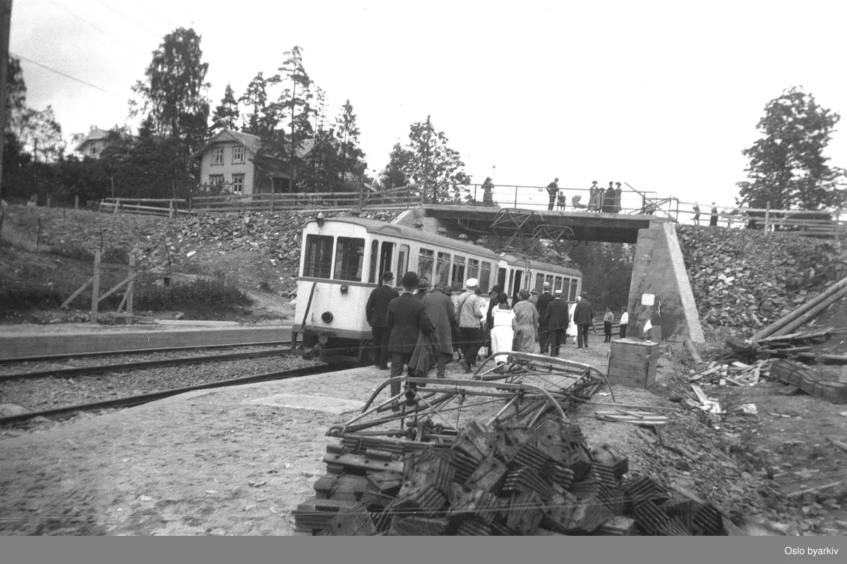 Bekkestua, midlertidig endestasjon fra 1. juli til 3. november 1924. Forlengelsen av Lilleakerbanen til Bekkestua er ferdig. Banen åpnet til Haslum og Avløs 3. november 1924.