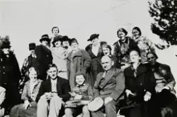 Gruppefotografi. Gruppe mennesker utendørs. Solheimsvikens I