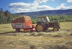 Høyballer fraktes med traktor, på Blekaberg i 1996.