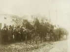 Biskop N.J.O.H. Lindströms begravning i oktober 1916. Begravningståget rör sig längs Linnégatan. Mycket folk har samlats.
I bakgrunden syns bl a magasinsbyggnaderna till fastigheten Lejonet 1 och Riksbankens hus (kv. Lyktan)