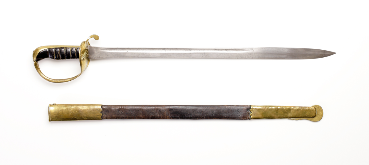 Sabel, marinhuggare, från 1800-talets slut. Tillverkare E Svalling Eskilstuna för M.E.A. 
Kort modell för marinens officerare. Kavel av läder med virad mässingstråd. Parerplåt, ryggbeslag och bygel av mässing. På parerplåten finns ett krönt ankare. 
Balja av svart skinn med munbleck och släpsko av mässing. 

Inskrivet i huvudbok år 1974.