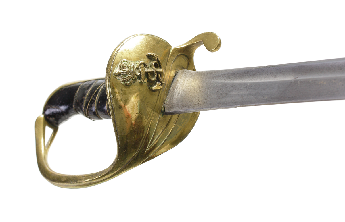 Sabel, marinhuggare, från 1800-talets slut. Tillverkare E Svalling Eskilstuna för M.E.A. 
Kort modell för marinens officerare. Kavel av läder med virad mässingstråd. Parerplåt, ryggbeslag och bygel av mässing. På parerplåten finns ett krönt ankare. 
Balja av svart skinn med munbleck och släpsko av mässing. 

Inskrivet i huvudbok år 1974.