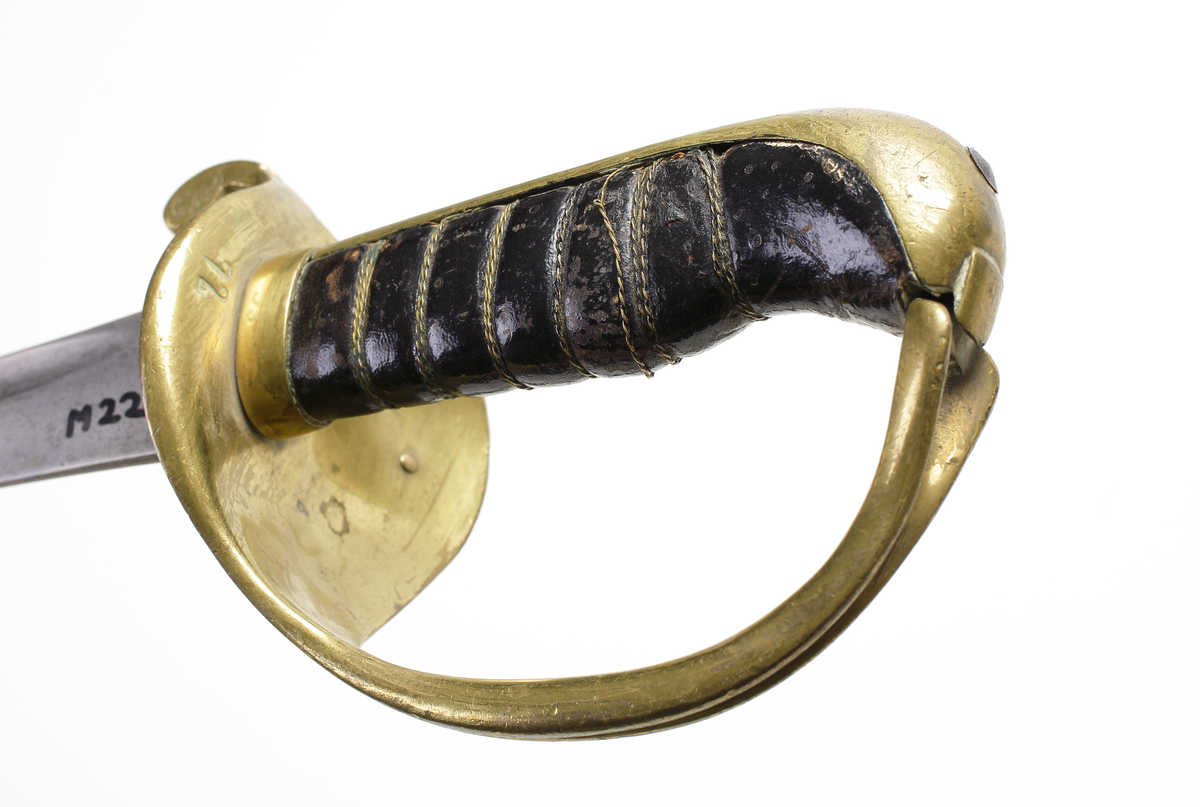 Sabel, marinhuggare, från 1800-talets slut. Tillverkare E Svalling Eskilstuna för M.E.A. 
Kort modell för marinens officerare. Kavel av läder med virad mässingstråd. Parerplåt, ryggbeslag och bygel av mässing. På parerplåten finns ett krönt ankare. 
Balja av svart skinn med munbleck och släpsko av mässing. 

Inskrivet i huvudbok år 1974.