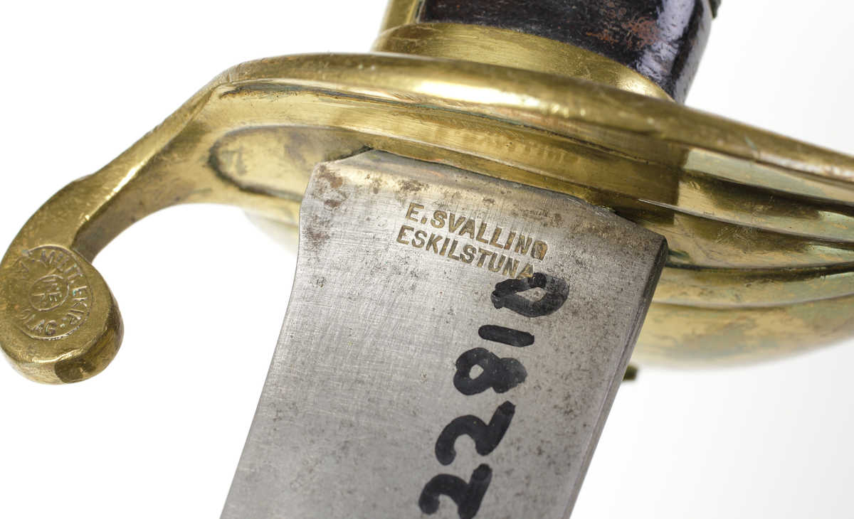 Sabel, marinhuggare, från 1800-talets slut. Tillverkare E Svalling Eskilstuna för M.E.A. 
Kort modell för marinens officerare. Kavel av läder med virad mässingstråd. Parerplåt, ryggbeslag och bygel av mässing. På parerplåten finns ett krönt ankare. 
Balja av svart skinn med munbleck och släpsko av mässing. 

Inskrivet i huvudbok år 1974.