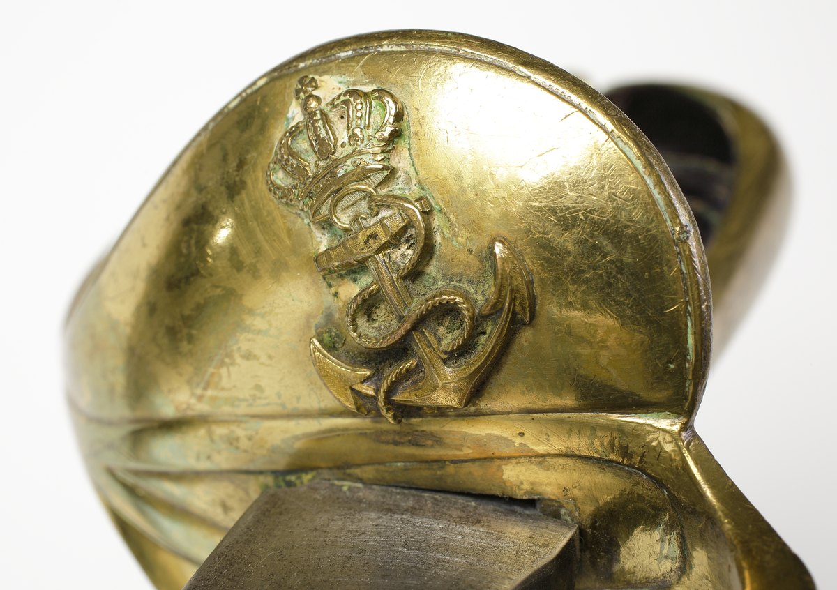 Sabel, marinhuggare, från 1800-talets slut. Tillverkare E Svalling Eskilstuna för M.E.A. 
Kort modell för marinens officerare. Kavel av läder med virad mässingstråd. Parerplåt, ryggbeslag och bygel av mässing. På parerplåten finns ett krönt ankare. 
Balja av svart skinn med munbleck och släpsko av mässing. 

Inskrivet i huvudbok år 1974.