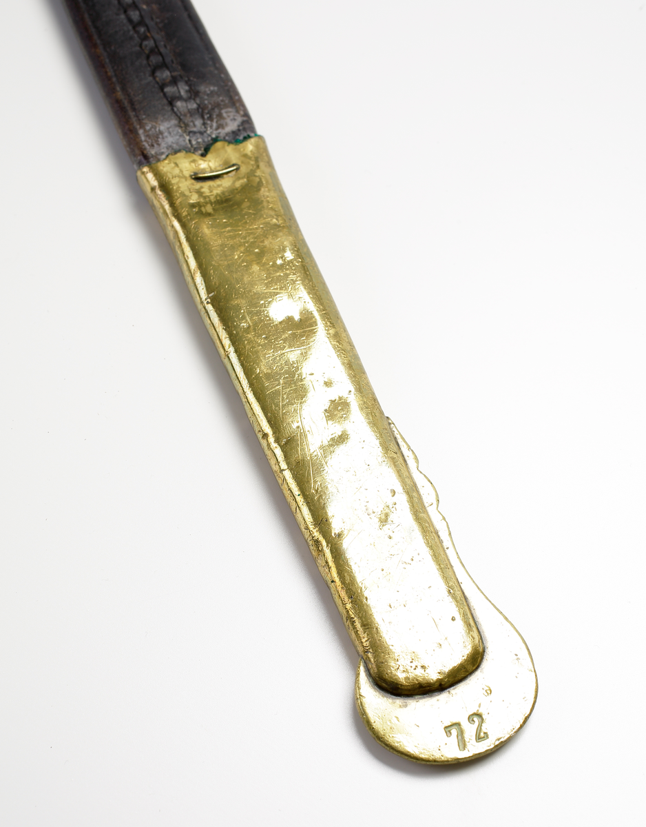 Sabel, marinhuggare, från 1800-talets slut. Tillverkare E Svalling Eskilstuna för M.E.A. 
Kort modell för marinens officerare. Kavel av läder med virad mässingstråd. Parerplåt, ryggbeslag och bygel av mässing. På parerplåten finns ett krönt ankare. 
Balja av svart skinn med munbleck och släpsko av mässing. 

Inskrivet i huvudbok år 1974.