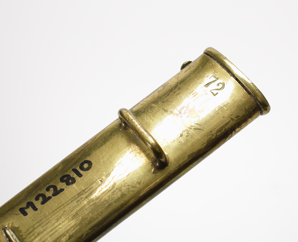 Sabel, marinhuggare, från 1800-talets slut. Tillverkare E Svalling Eskilstuna för M.E.A. 
Kort modell för marinens officerare. Kavel av läder med virad mässingstråd. Parerplåt, ryggbeslag och bygel av mässing. På parerplåten finns ett krönt ankare. 
Balja av svart skinn med munbleck och släpsko av mässing. 

Inskrivet i huvudbok år 1974.