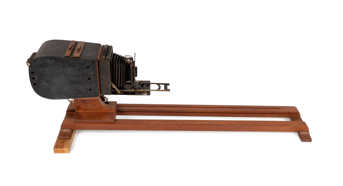 Reisekamera med veske og 4 planfilmkassetter. Kamera er av typen Ica Ideal 325, 9x12 cm med objektiv Tessar 1:4,5 f=16,5cm (Carl Zeiss Jena).