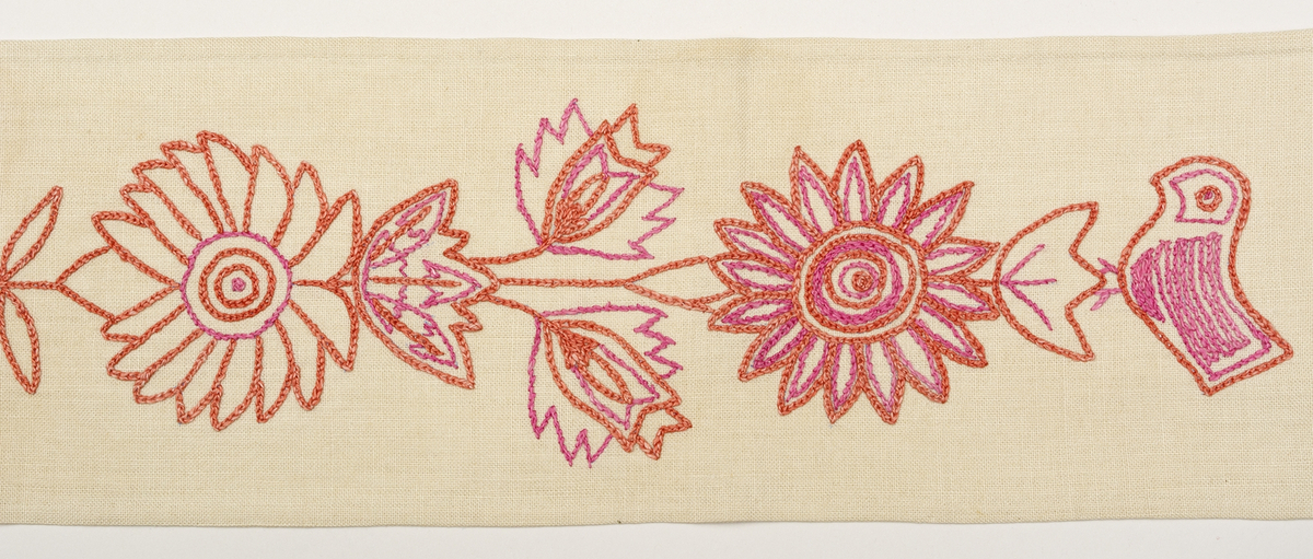 Smal och hög bonad på halvblekt linneväv, broderad i kedjesöm och stjälkstygn med tvåtrådigt lingarn i starkt rosa och en rosa-orange färg. Blommor på höjden och en fågel, motivet upprepas.