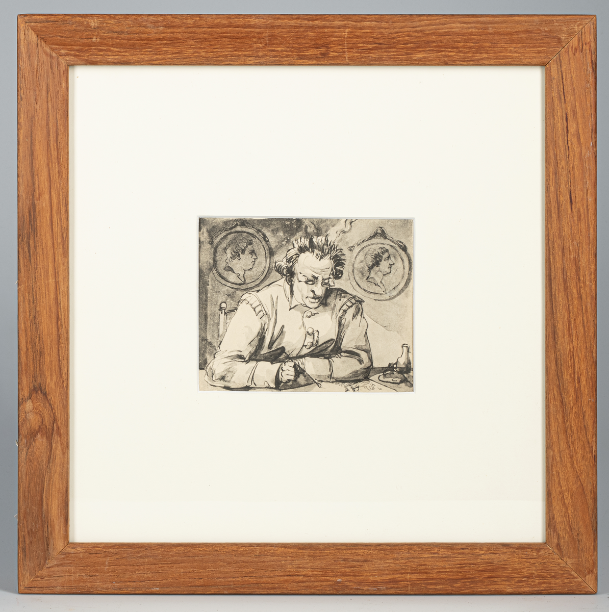 Litografi av pennteckning i bläck. Föreställer amiralen och greven Carl August Ehrenswärd, sittande vid ett bord, sysselsatt med teckning, iförd svenska dräkten samt ordensband inträtt mellan två knappar.