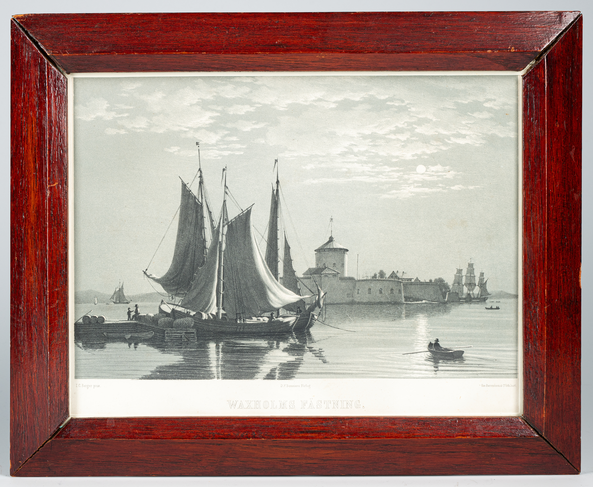 Litografi efter pennteckning av I C Berger.
Motiv: Vaxholms fästning.
Text: I C Berger pinx.  D.F.Boniers förlag Em. Beaerentzen & Co Lith. Inst. Vaxholms fästning.
På baksidan : Gåfva till chefen å pansarbåten Sverige af herr C.O. Collin i Sundsvall. Tillhör timmermansuppbörden H.M. Sverige den 30/6 1917. C.F. Riben.
Neg.nr 4873. Inom glas och ram.