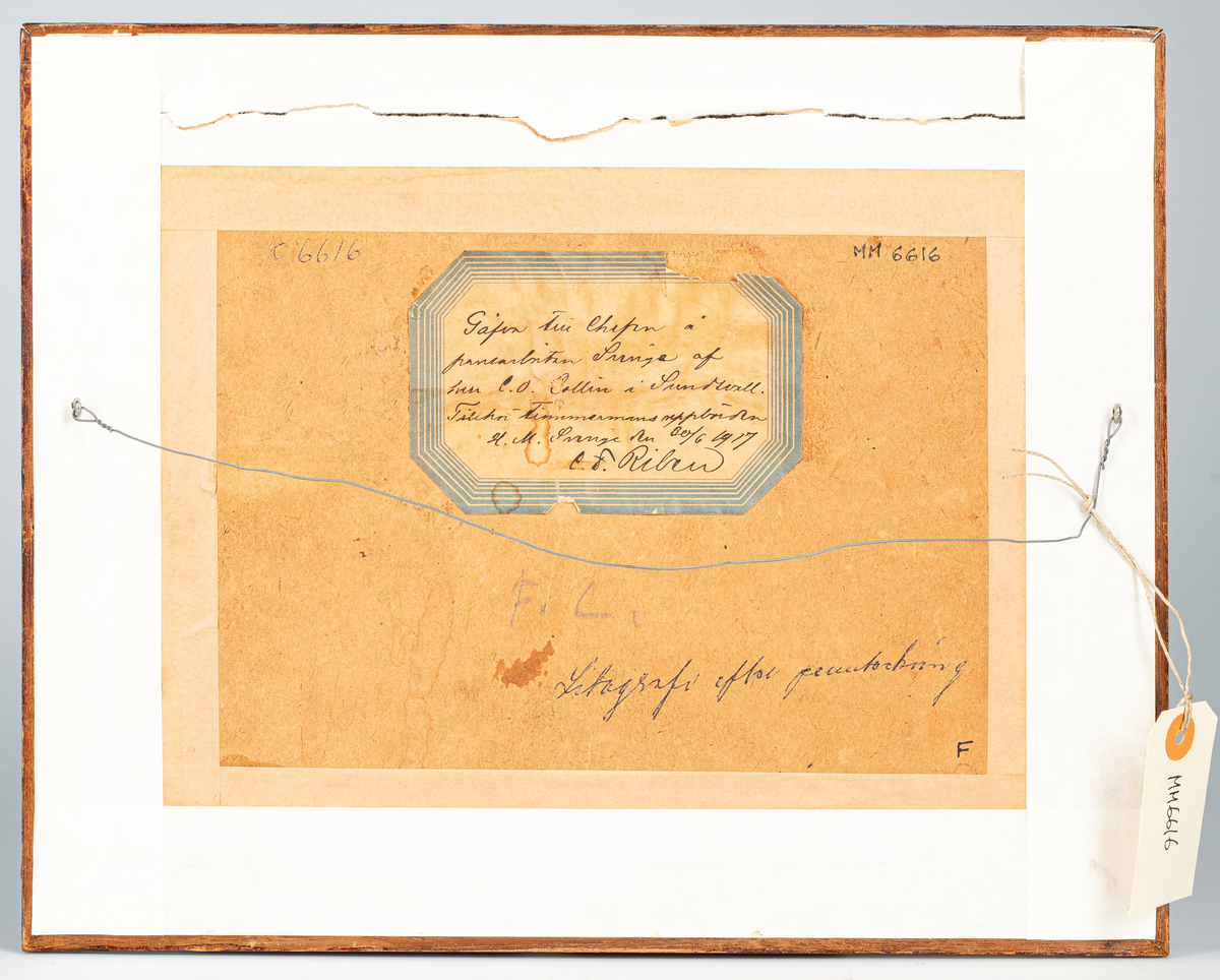 Litografi efter pennteckning av I C Berger.
Motiv: Vaxholms fästning.
Text: I C Berger pinx.  D.F.Boniers förlag Em. Beaerentzen & Co Lith. Inst. Vaxholms fästning.
På baksidan : Gåfva till chefen å pansarbåten Sverige af herr C.O. Collin i Sundsvall. Tillhör timmermansuppbörden H.M. Sverige den 30/6 1917. C.F. Riben.
Neg.nr 4873. Inom glas och ram.