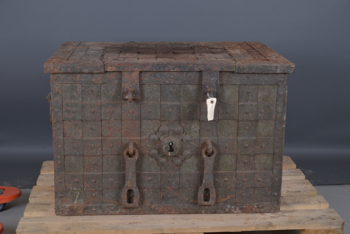 Metallkiste fra 1600 -1700-tallet. Veldig tung.