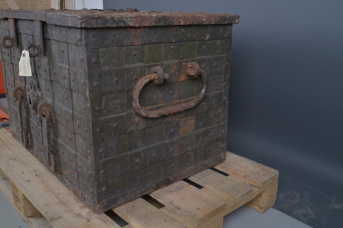 Metallkiste fra 1600 -1700-tallet. Veldig tung.