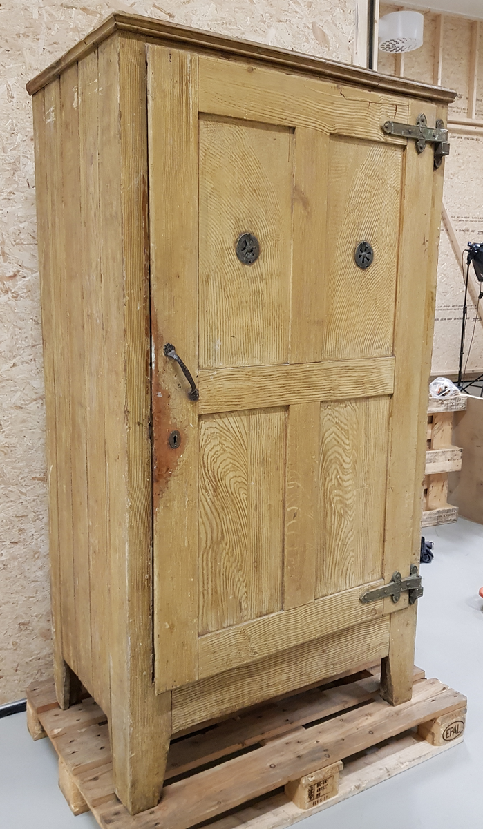 Et stående skap bygd av tre, innvendig kledd med sink.