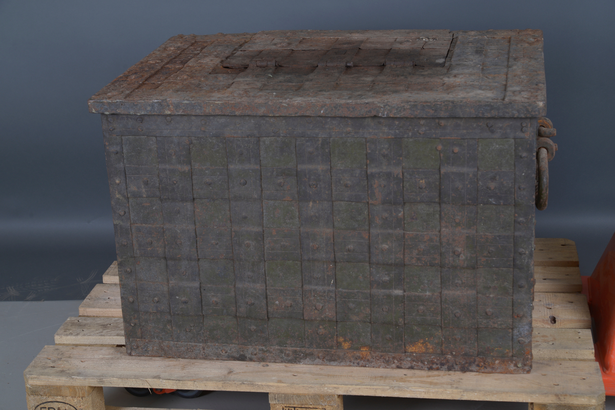 Metallkiste fra 1600 -1700-tallet. Veldig tung.