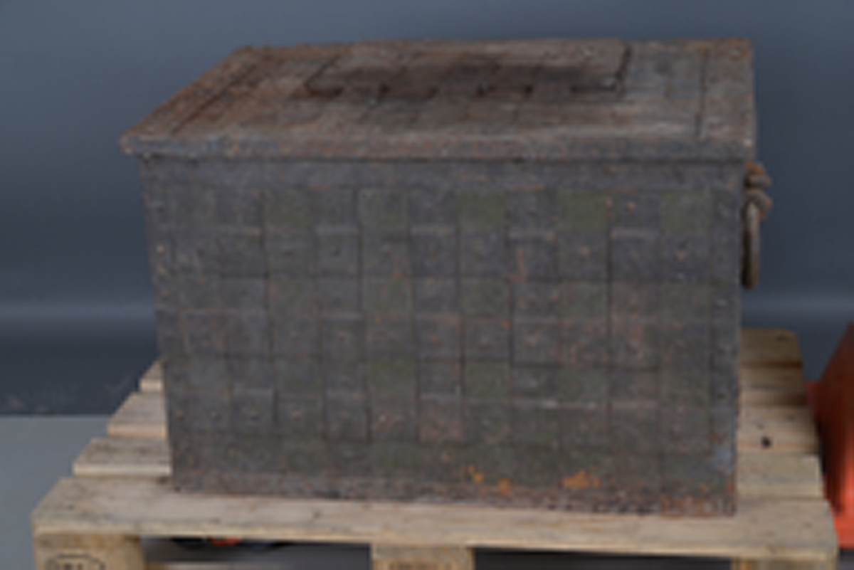 Metallkiste fra 1600 -1700-tallet. Veldig tung.