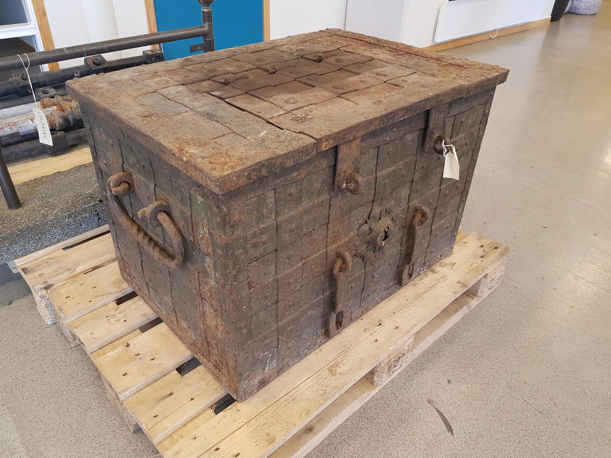 Metallkiste fra 1600 -1700-tallet. Veldig tung.