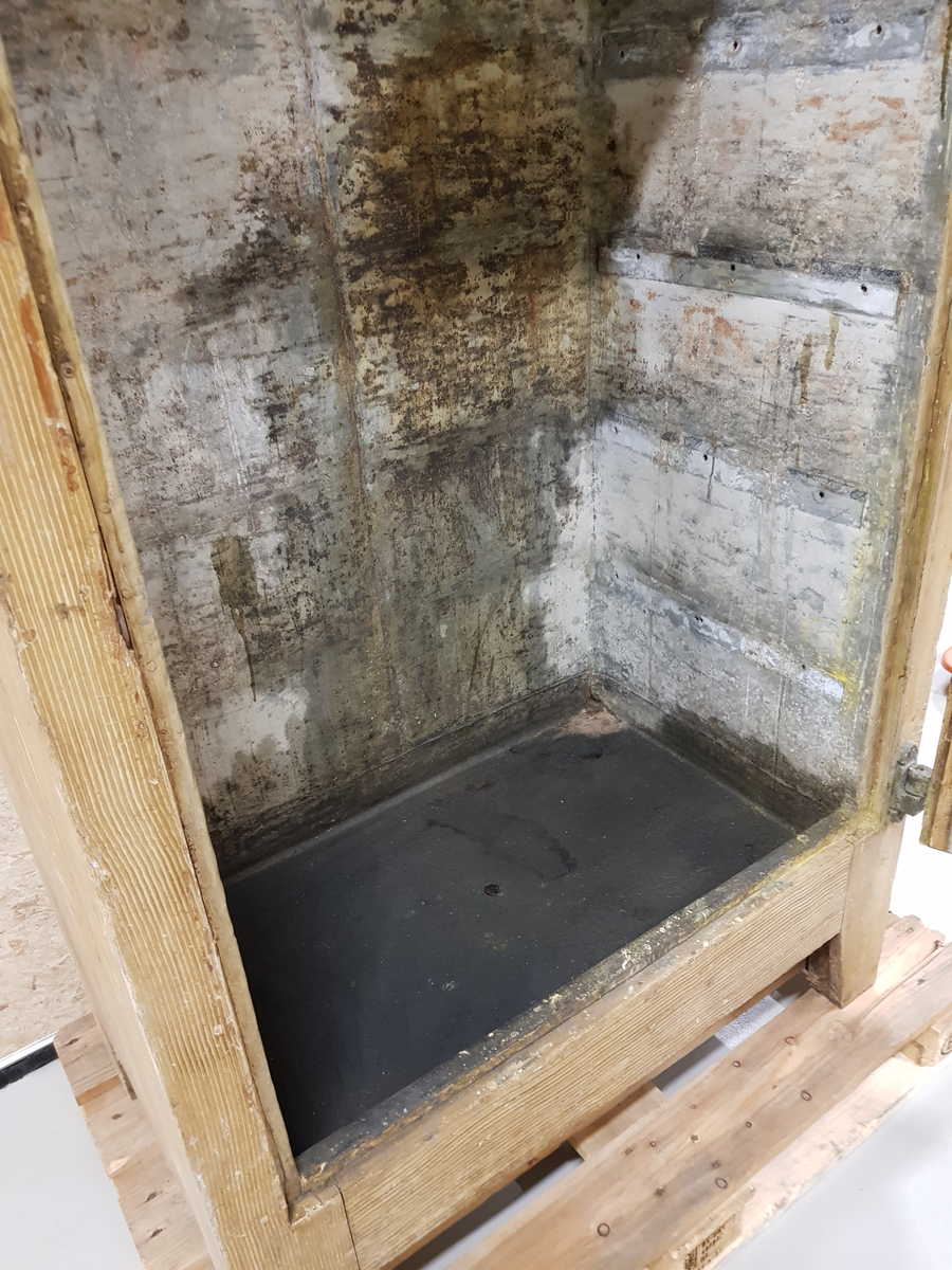 Et stående skap bygd av tre, innvendig kledd med sink.