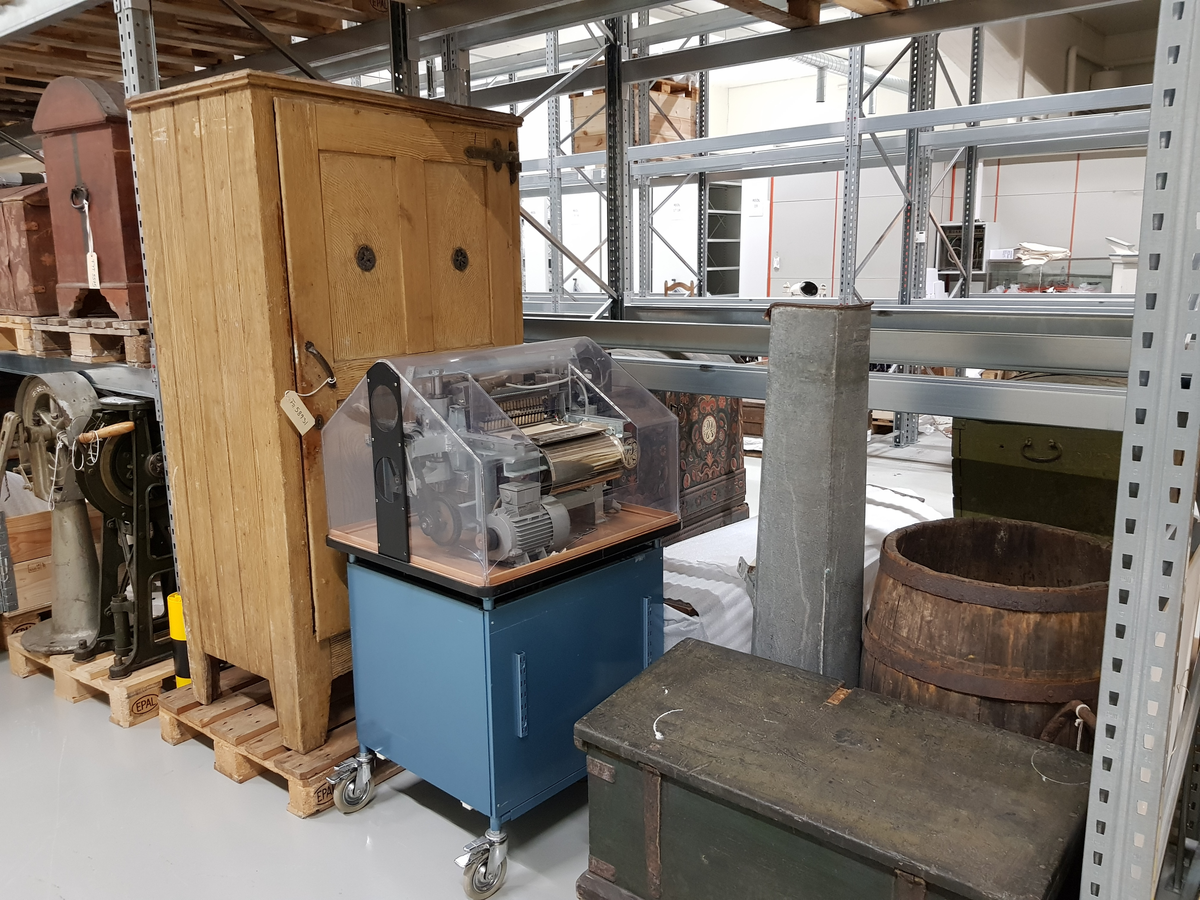 Et stående skap bygd av tre, innvendig kledd med sink.