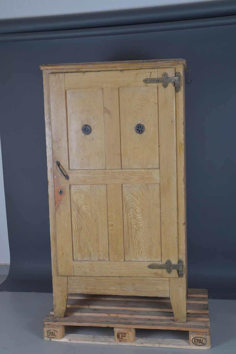 Et stående skap bygd av tre, innvendig kledd med sink.