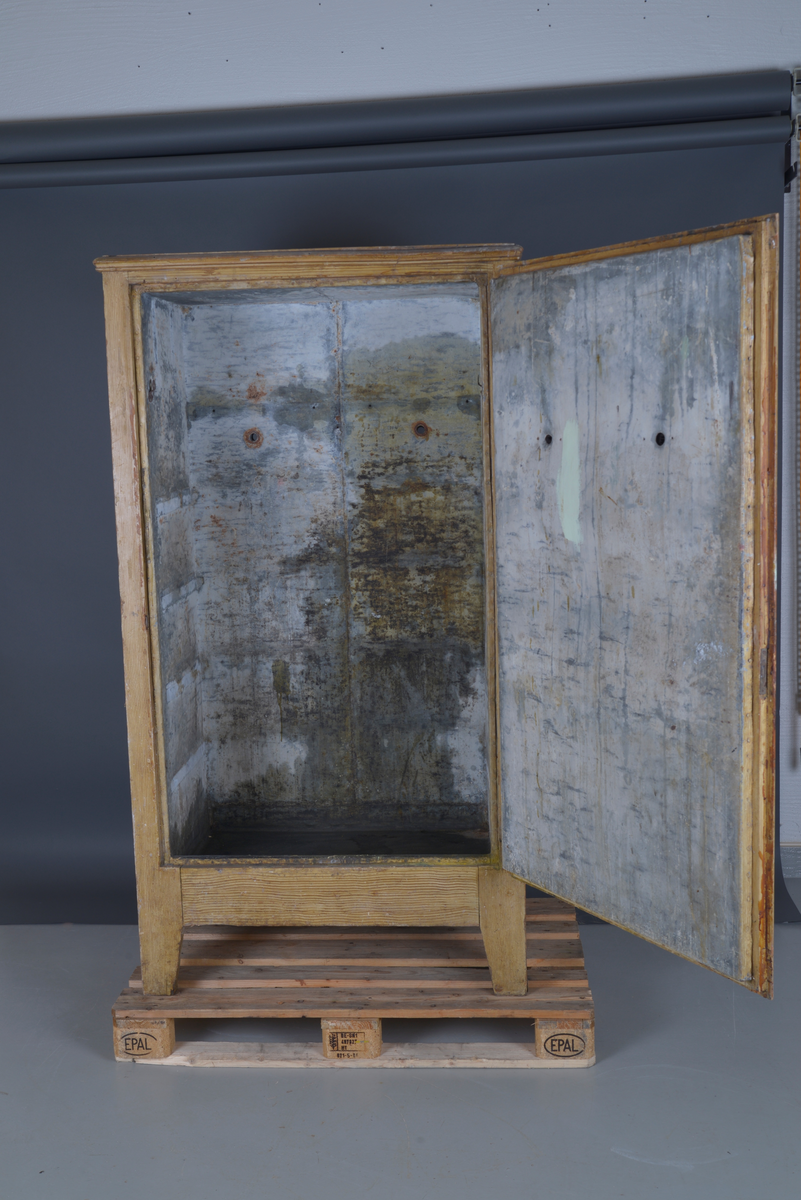 Et stående skap bygd av tre, innvendig kledd med sink.