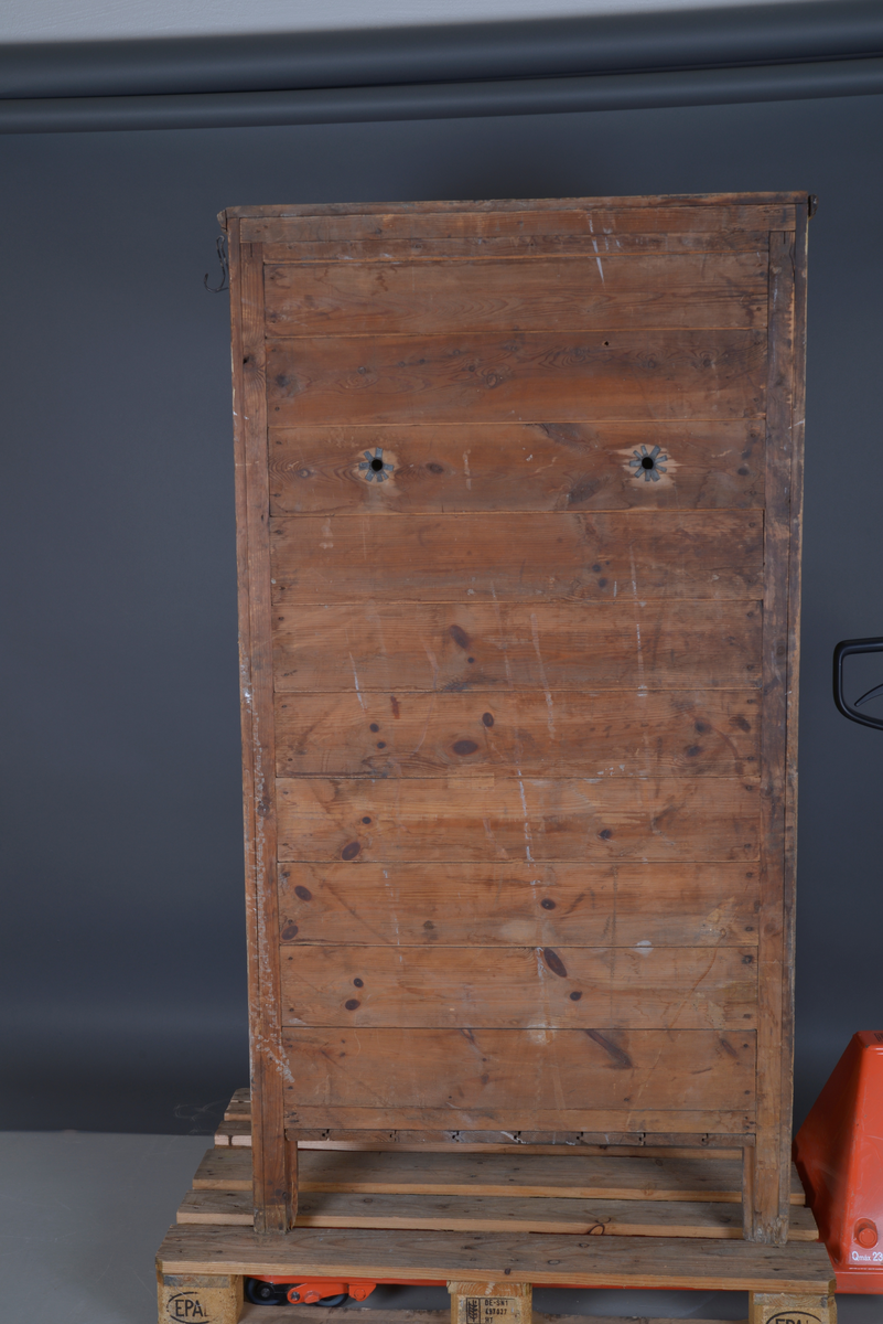 Et stående skap bygd av tre, innvendig kledd med sink.