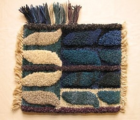 Skiss saknas.
Tre mattprover i flossateknik i olika färgställningar: 
grå/gul/grön,  42 x 37 cm
blå/grå/ljusblå, 35 x 37 cm
samt brun/grön/mörkgrå, 42 x37 cm.

Mönster i form av blad/löv i rader.

Vävda på Önnestads folkhögskola av yrkesvävare.