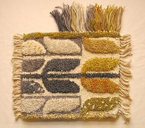 Skiss saknas.
Tre mattprover i flossateknik i olika färgställningar: 
grå/gul/grön,  42 x 37 cm
blå/grå/ljusblå, 35 x 37 cm
samt brun/grön/mörkgrå, 42 x37 cm.

Mönster i form av blad/löv i rader.

Vävda på Önnestads folkhögskola av yrkesvävare.