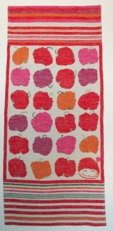 Stående rektangulär julbonad, broderad i korsstygn på oblekt linnebotten. Broderad med lingarn i rött, oranget, rosa, grönt och blått. Bonaden består av tvärgående 
ränder 145 mm i ovan- och nedankanten. Ram runt mittpartiet där fyra X sex äpplen är broderade - det sista i form av en tomte.

Originalmönster, kalkyl och skiss finns.