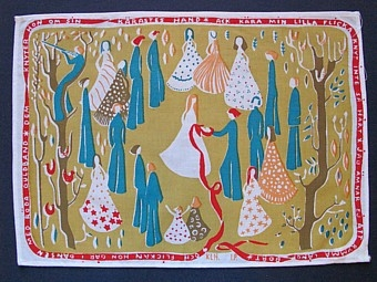 Tre rektangulära tabletter schablontryckta i olika färgställningar på blekt bomullsbotten. En har fått gulgrön bakgrund, en blå, och en har ingen tryckt bottenfärg. Motiv med kvinnor i klänningar, män i blå dräkter med träd i kanterna. kvinnan i mitten placerar ett rött band om handleden på en man. Bandet ringlar i 
väg och är ramen där det står:"  "Och flickan hon går i ringen med röda guldband... hon knyter dem om sin kärastas hand...ack kära min lilla flicka knyt inte så hårt jag ämnar ej att rymma långt bort..."  Fållade runt om på maskin.