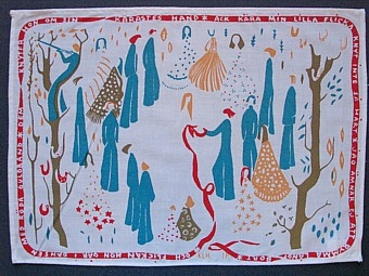 Tre rektangulära tabletter schablontryckta i olika färgställningar på blekt bomullsbotten. En har fått gulgrön bakgrund, en blå, och en har ingen tryckt bottenfärg. Motiv med kvinnor i klänningar, män i blå dräkter med träd i kanterna. kvinnan i mitten placerar ett rött band om handleden på en man. Bandet ringlar i 
väg och är ramen där det står:"  "Och flickan hon går i ringen med röda guldband... hon knyter dem om sin kärastas hand...ack kära min lilla flicka knyt inte så hårt jag ämnar ej att rymma långt bort..."  Fållade runt om på maskin.