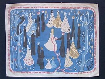 Tre rektangulära tabletter schablontryckta i olika färgställningar på blekt bomullsbotten. En har fått gulgrön bakgrund, en blå, och en har ingen tryckt bottenfärg. Motiv med kvinnor i klänningar, män i blå dräkter med träd i kanterna. kvinnan i mitten placerar ett rött band om handleden på en man. Bandet ringlar i 
väg och är ramen där det står:"  "Och flickan hon går i ringen med röda guldband... hon knyter dem om sin kärastas hand...ack kära min lilla flicka knyt inte så hårt jag ämnar ej att rymma långt bort..."  Fållade runt om på maskin.