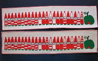 Två stycken jullöpare med motiv gjort i textiltryck. 23 tomtar i rad, enfärgat röda eller olika ränder i vitt och rött, gröna fötter, ett stort grönt äpple till höger om raden. Munnarna olika glada, neutrala eller ledsna. Röd ram någon mm in från kanten. Tomteraden 100 mm hög. Den ena tryckt på blekt botten, den andra på troligtivs halvblekt.