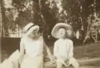 En ung kvinna och en pojke i linne, spetsmössa och stråhatt.
Trol. Kristina Nilsson (1898-1973) och hennes bror Benno (1904-1995), Gårdsby säteri.