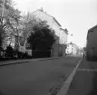 Skolgatan österut 1970. Ännu kantades Skolgatan och flertalet andra leder i stadsdelen Gottfridsberg av den ursprungliga bebyggelsen från sena 1800-talet och ett stycke in på 1900-talet. Nu var man emellertid mitt i ett saneringsskede.